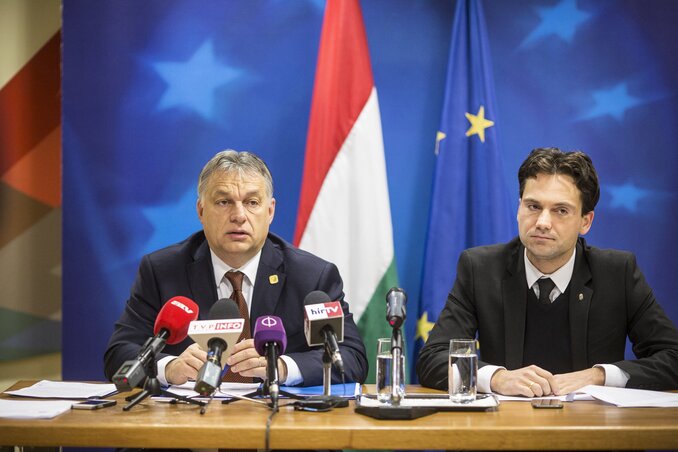 Orbán Viktor sajtótájékoztatója Brüsszelben, mellette Havasi Bertalan, a Miniszterelnöki Sajtóiroda vezetője (MTI)