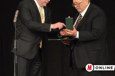 Pál Károly átveszi a kitüntetést Pintér Attilától