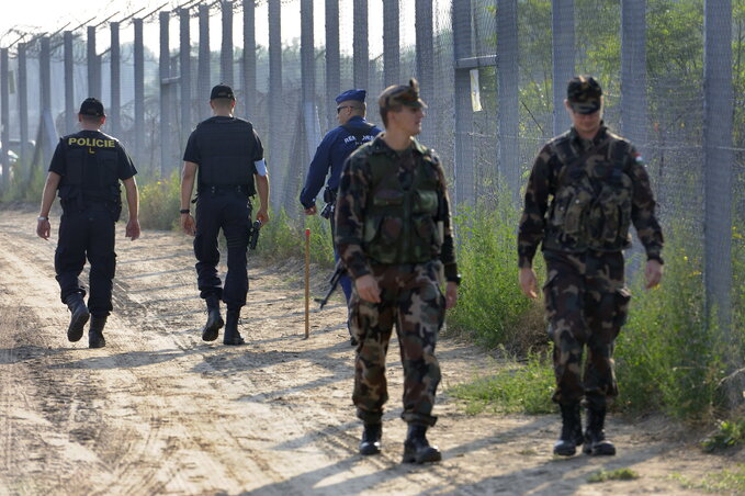 Rendőrök és katonák járőröznek a magyar–szerb határon (Fotó: MTI) Rendőrök és katonák járőröznek a magyar–szerb határon (Fotó: MTI)