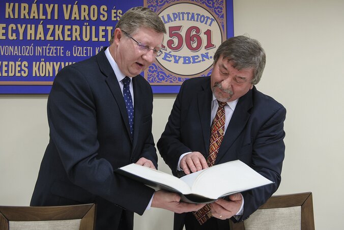 Fekete Károly püspök és György Géza, az Alföldi Nyomda Zrt. vezérigazgatója megtekintik a Bibliát (Fotó: MTI)