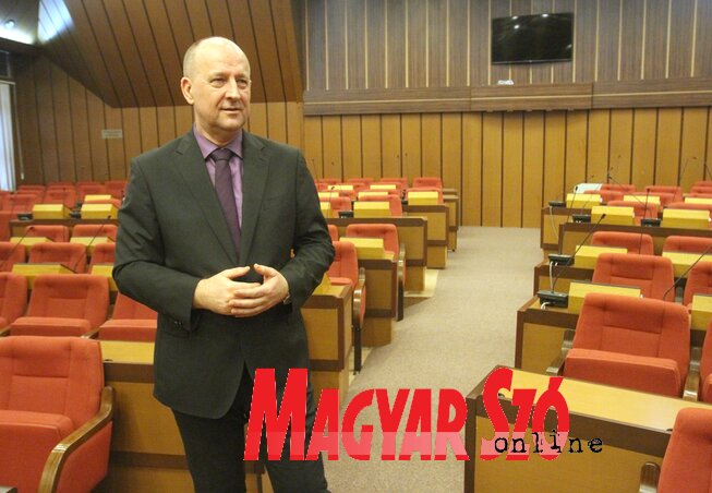 Zdravko Jelušić, a képviselő-testület elnöke kezdeményezésére felújították a városi parlament üléstermét (Ótos András felvétele) Zdravko Jelušić, a képviselő-testület elnöke kezdeményezésére felújították a városi parlament üléstermét (Ótos András felvétele)