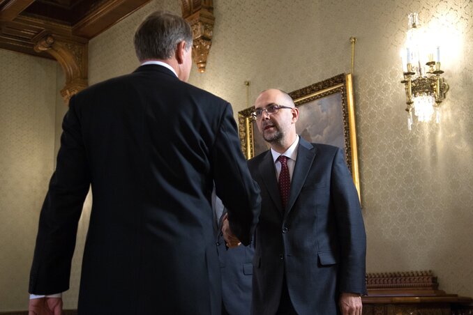 Kelemen Hunor kezet fog Klaus Iohannis román államfővel, aki a kormányalakítás ügyében fogadta őt (Fotó: MTI)