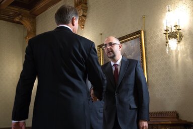 Kelemen Hunor kezet fog Klaus Iohannis román államfővel, aki a kormányalakítás ügyében fogadta őt (Fotó: MTI)