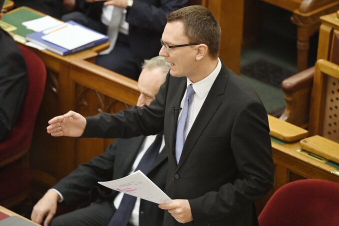 Rétvári Bence a parlamentben (Fotó: MTI)