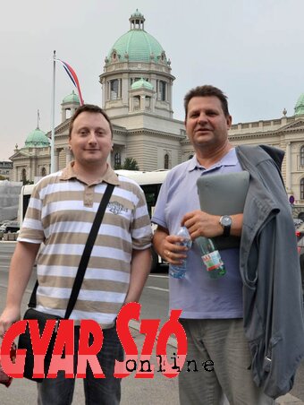 Ótos Andrással a szerb parlament előtt