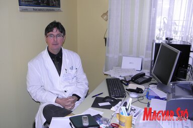 Karcher doktor a rendelőjében (Fekete J. József felvétele)