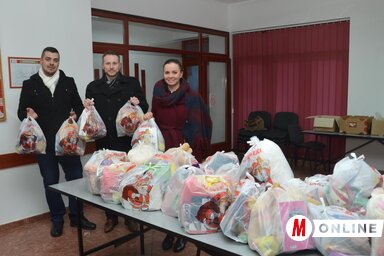A VMSZ ifjúsági fórumának aktivistái az ajándékcsomagokkal (Lakatos János felvétele)