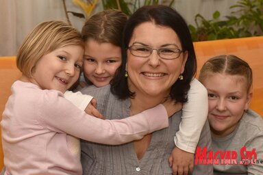 Hanák Rigó Ildikó három lányával Boglárkával, Eszterrel és Zsófiával (balról jobbra)