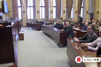 A vadászokkal a képviselőház nagytermében beszélgetett Vuk Radojević titkár (Ótos András felvétele)