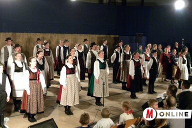 A műsorzáró közös éneklés (Benedek Miklós felvétele)