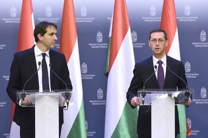 Varga Mihály (jobbról) és Barcza György (Fotó: MTI)