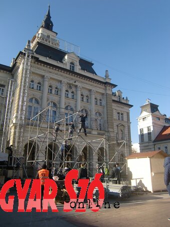 Újvidéken az újévi buli az idén két napig tart, rengeteg koncertet, előadást tartanak városszerte. A Szabadság téren már javában „ácsolják” a színpadot, itt fog lebonyolódni a program legnagyobb része (Ótos András felvétele) Újvidéken az újévi buli az idén két napig tart, rengeteg koncertet, előadást tartanak városszerte. A Szabadság téren már javában „ácsolják” a színpadot, itt fog lebonyolódni a program legnagyobb része (Ótos András felvétele)