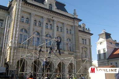 Újvidéken az újévi buli az idén két napig tart, rengeteg koncertet, előadást tartanak városszerte. A Szabadság téren már javában „ácsolják” a színpadot, itt fog lebonyolódni a program legnagyobb része (Ótos András felvétele)