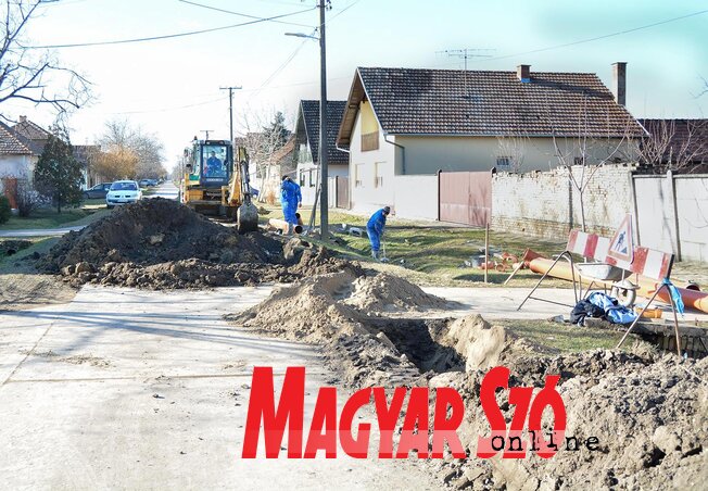 Épül a szennyvízhálózat a helyi közösségben (Csincsik Zsolt felvétele) Épül a szennyvízhálózat a helyi közösségben (Csincsik Zsolt felvétele)