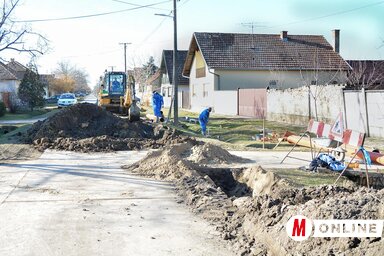 Épül a szennyvízhálózat a helyi közösségben (Csincsik Zsolt felvétele)