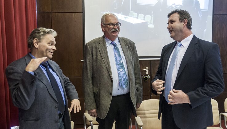 Schwartz Sándor, aki Magyarországon elsőként esett át sikeres szívtranszplantáción, Szabolcs Zoltán szívsebész és Palkovics László oktatásért felelős államtitkár (Fotó: MTI)