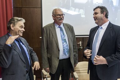 Schwartz Sándor, aki Magyarországon elsőként esett át sikeres szívtranszplantáción, Szabolcs Zoltán szívsebész és Palkovics László oktatásért felelős államtitkár (Fotó: MTI)