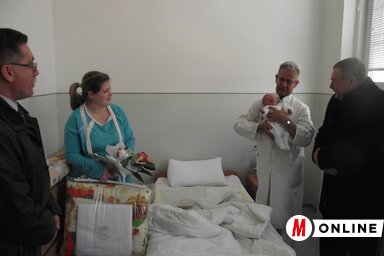 A topolyai szülészeten a község első babájánál (Herceg Elizabetta felvétele)