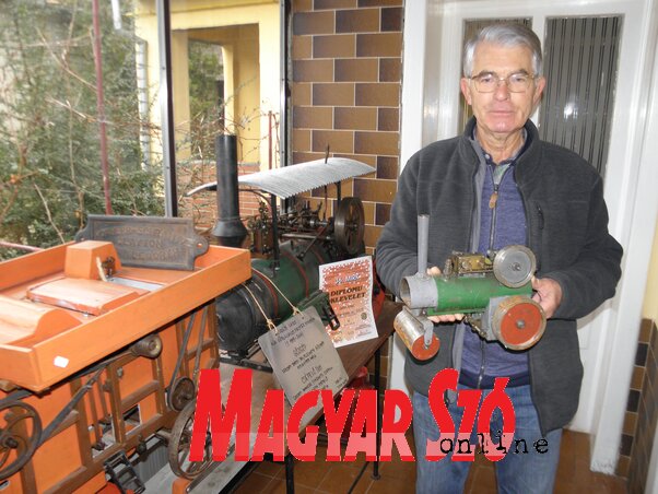 Sutka Antal a gőzgéppel és a cséplőgéppel (Csincsik Zsolt felvétele) Sutka Antal a gőzgéppel és a cséplőgéppel (Csincsik Zsolt felvétele)