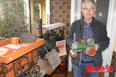Sutka Antal a gőzgéppel és a cséplőgéppel (Csincsik Zsolt felvétele)