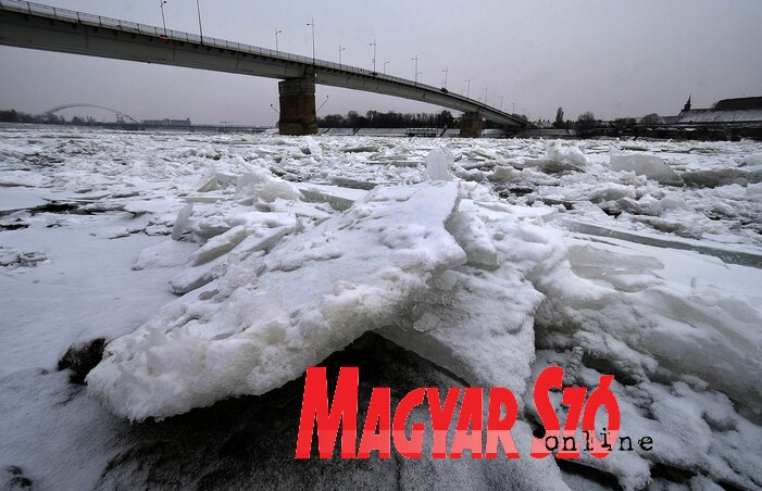 A Duna jégtömbjei Újvidéknél (Ótos András felvétele)