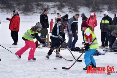 Hoki és korcsolya az újvidéki Kis-Dunán