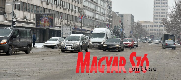 A télies időjárás veszélyforrást is jelent az autósok számára (Ótos András felvétele) A télies időjárás veszélyforrást is jelent az autósok számára (Ótos András felvétele)