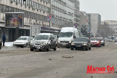 A télies időjárás veszélyforrást is jelent az autósok számára (Ótos András felvétele)
