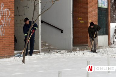 Egyelőre csak figyelmeztetnek, nemsokára azonban büntethetik is, ha valaki nem tisztítja el a havat és a jeget a háza, boltja, objektuma előtt (Ótos András felvétele)