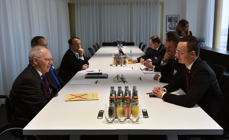 Szijjártó Péter (jobbról) Wolfgang Schäuble német pénzügyminiszterrel folytat megbeszélést(Fotó: MTI)
