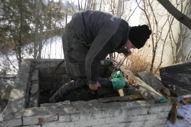 A Vodokanal munkásai sok olyan vízaknával találkoznak, amely nem felel meg az előírásoknak (Fotó: Fehér Rózsa)