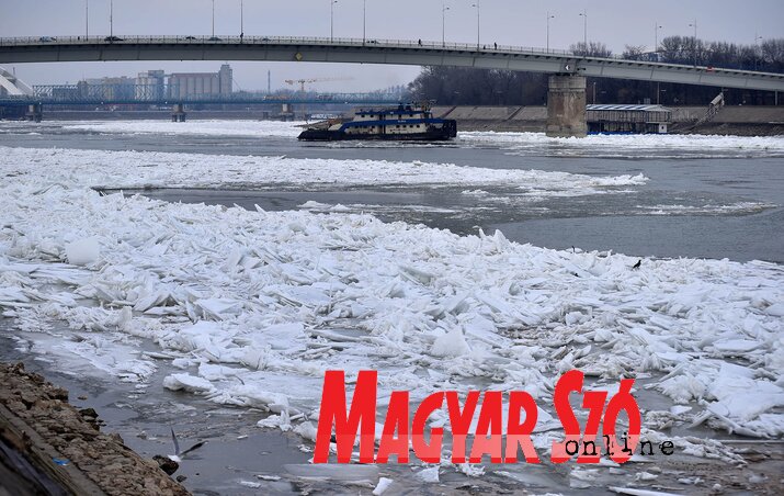A Sloga tolóhajó tegnap az újvidéki Szivárvány hídnál törte a jeget (Ótos András felvétele)
