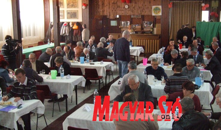 Tizennégy csoportban folyt a borok elbírálása (Góbor Béla felvétele) Tizennégy csoportban folyt a borok elbírálása (Góbor Béla felvétele)