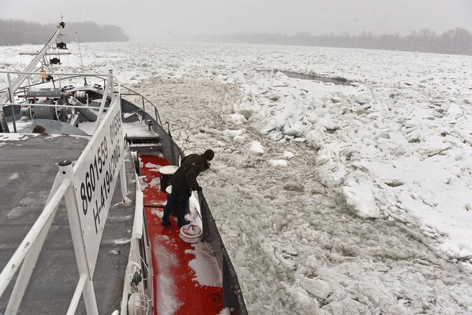 Jégtáblák között halad a magyar Jégtörő XI. hajó Dálya (Dalj) térségében, ahol jókora jégdugó alakult ki (Fotó: MTI)