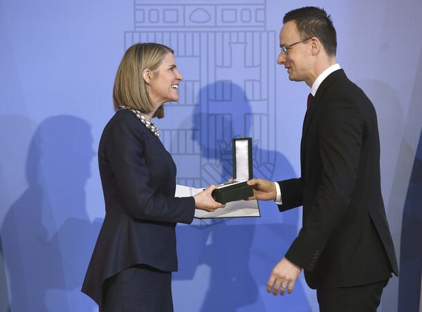Szijjártó Péter átadja a kitüntetést Colleen Bellnek (MTI)