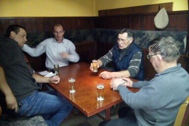 Balról jobbra: Gulyás Zoltán, aki két aranyérmet szerzett, Kovács Gábor, a helyi közösség tanácsának elnöke, Gulyás Vince, aki egy arannyal és egy ezüsttel végzett, valamint Engi Péter