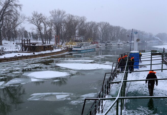Siniša Mali, Belgrád polgármestere és Nikola Nikodijević, a városi képviselő-testület elnöke is a Topčiderka hajón volt, amikor az a Nagy-Hadi-sziget holtágán felgyülemlett jeget törte (Fotó: Beta)