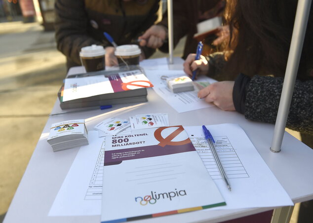 A Momentum Mozgalom csütörtökön megkezdte az aláírásgyűjtést (Fotó: MTI)