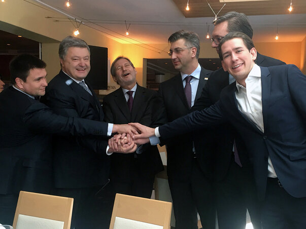Mindenki egyért, egy mindenkiért. Avagy Petro Porosenko ukrán elnök (balról a második), Johannes Hahn, Andrej Plenković, Aleksandar Vučić és sebastian Kurz a davosi szomszédságpolitikai találkozón (Beta/Hina)