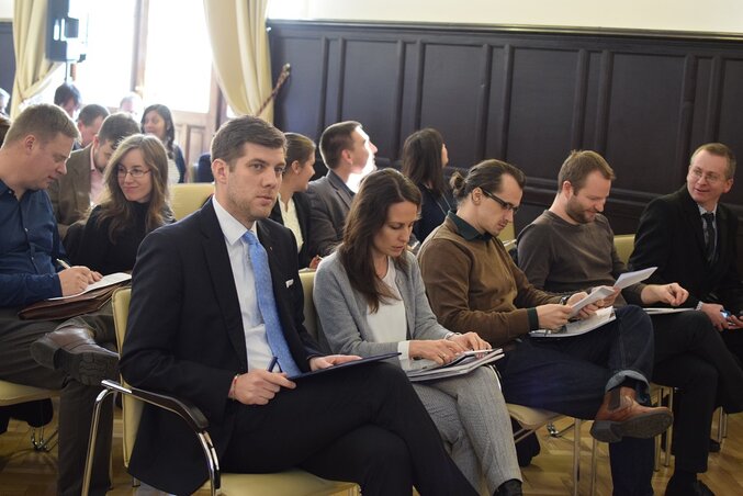 A helyettes államtitkár (balról az első) a konferencián részt vevő fiatalok között (Fotó: Patterman Renáta