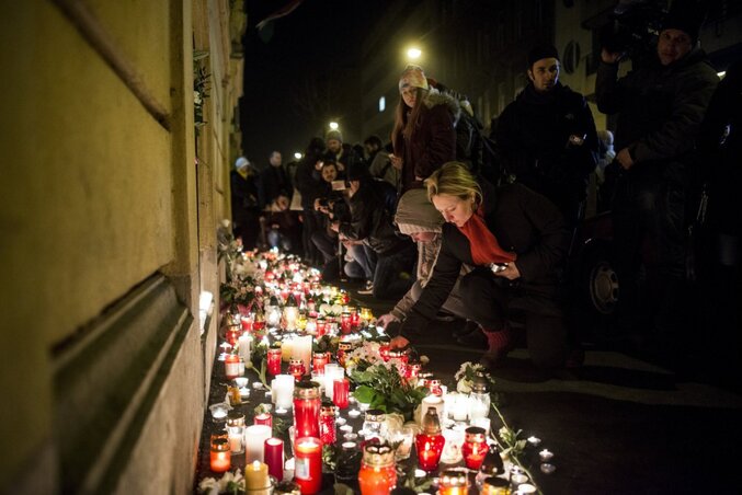 Megemlékezők mécsest gyújtanak a buszbaleset áldozatainak emlékére a VI. kerületi Szinyei Merse Pál Gimnázium előtt (Fotó: MTI)