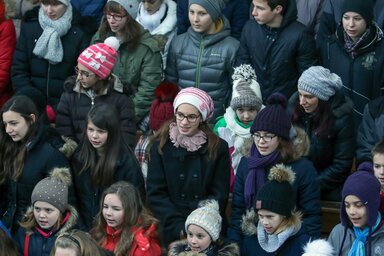 Diákok verset mondanak az Együtt szaval a nemzet című rendezvényen a ceglédi Református Nagytemplomban a magyar kultúra napján (Kép: MTI)