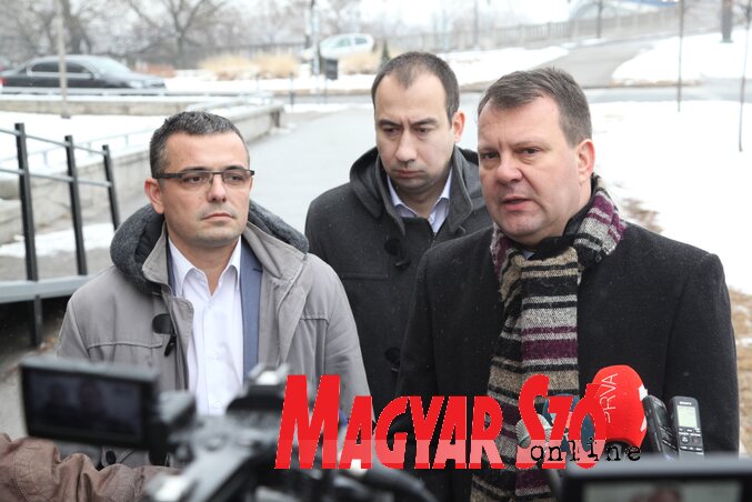 Branislav Nedimović, Vuk Radojević és Igor Mirović a jéghelyzet kapcsán folytatott megbeszélés utáni sajtótájékoztatón (Ótos András felvétele)