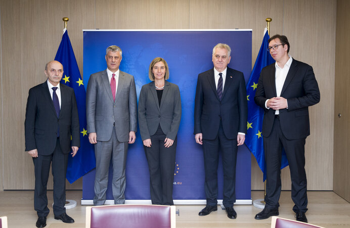 Pristina és Belgrád képviselői Federica Mogherini asszonnyal, az EU kül- és biztonságpolitikai főképviselőjével (Beta)