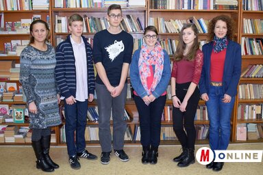A díjazott tanulók az Emlékiskola igazgatóhelyettesével, Barsi Anitával és magyartanárnőjükkel, Kormányos Katona Gyöngyivel (Máriás Endre felvétele)