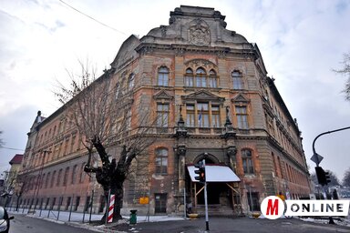 Már tíz éve védőkerítés, valamint a bejárat felett védőtető szolgálja a diákok, tanárok és járókelők biztonságát (Fotó: Gergely Árpád)