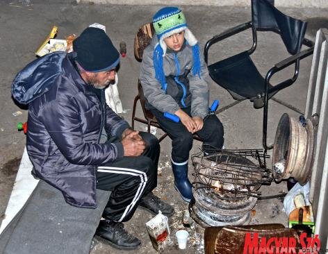 Deda i unuk se greju Deda i unuk se greju