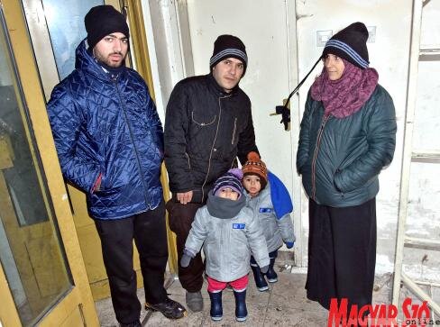 Dvogodišnji blizanci na ciči zimi Dvogodišnji blizanci na ciči zimi