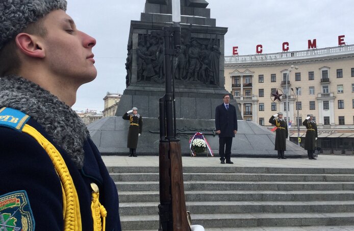 A szerb kormányfő megkoszorúzta a Győzelem-emlékművet (Fotó: Beta)