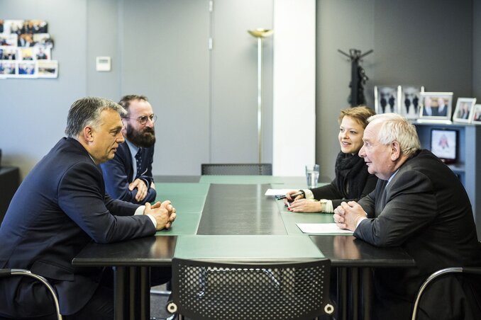 Orbán Viktor Brüsszelben megbeszélést folytatott Joseph Daullal, az Európai Néppárt elnökével, a miniszterelnök mellett Szájer József fideszes európai parlamenti képviselő ül (Fotó: MTI)